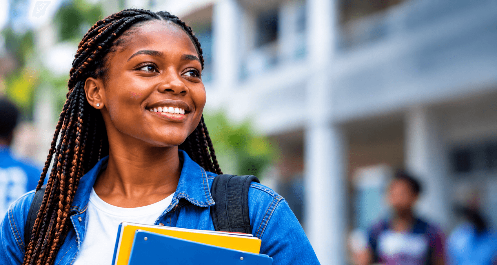 Jeune diplômée béninoise souriante, portant des cahiers, avec l'accroche « Plus de compétences, plus d'opportunités, plus d'impact ».