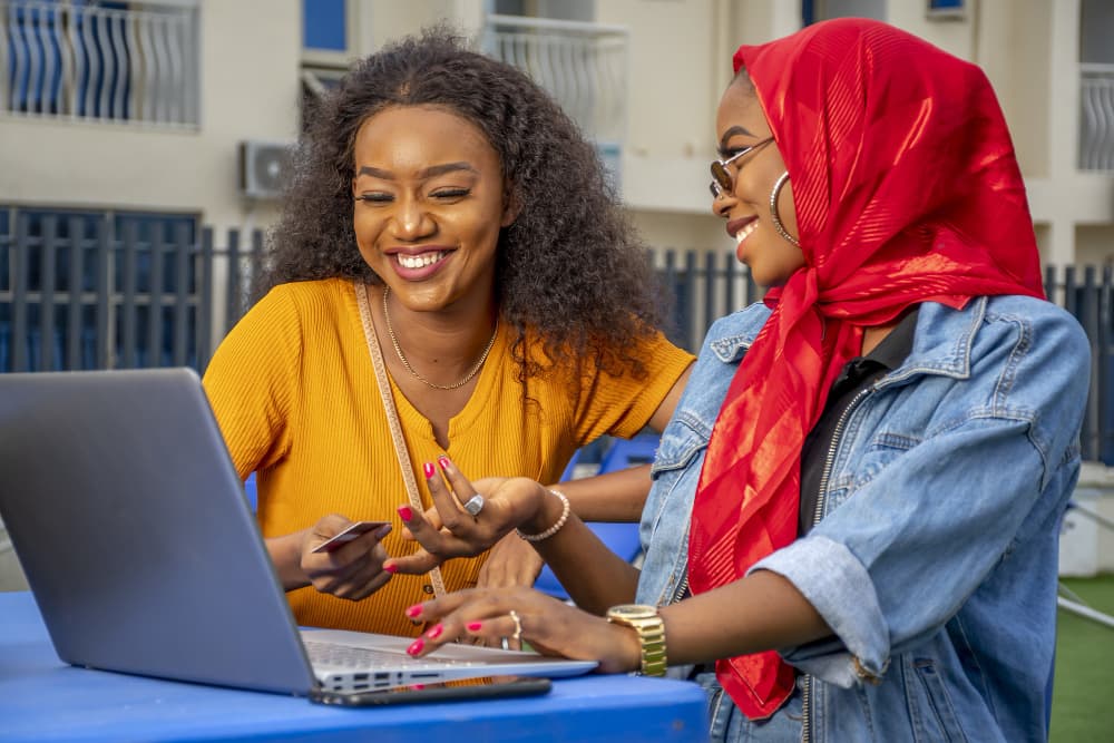 Jeunes femmes en atelier de renforcement de compétences.
